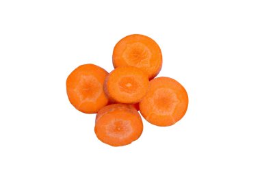 Beyaz arka planda izole edilmiş havuç dilimleri