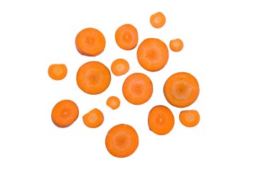 Beyaz arka planda izole edilmiş havuç dilimleri