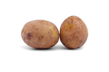 Beyaz arka planda izole edilmiş taze patates
