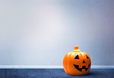 Yerde beyaz arka planı olan bir fener var.