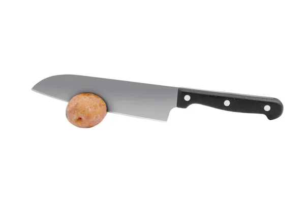 白い背景にナイフで隔離されたジャガイモのスライス — ストック写真