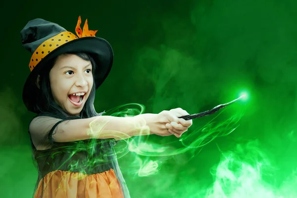 Asiatico Strega Bambina Utilizzando Bacchetta Con Magia Brillare Con Mistico — Foto Stock