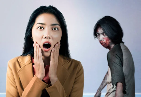 Asijská Obchodnice Bála Podívat Zombie Uvnitř Budovy Halloween Koncept — Stock fotografie
