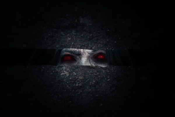 Страшний Зомбі Ховається Стіною Темним Тлом — стокове фото