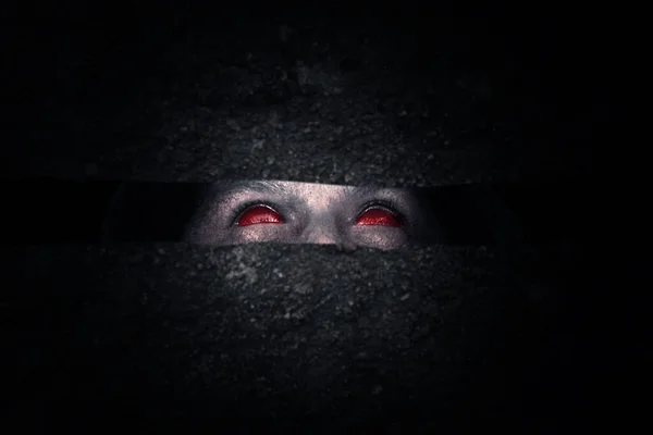 Pelottava Zombie Piilossa Seinän Takana Tumma Tausta — kuvapankkivalokuva