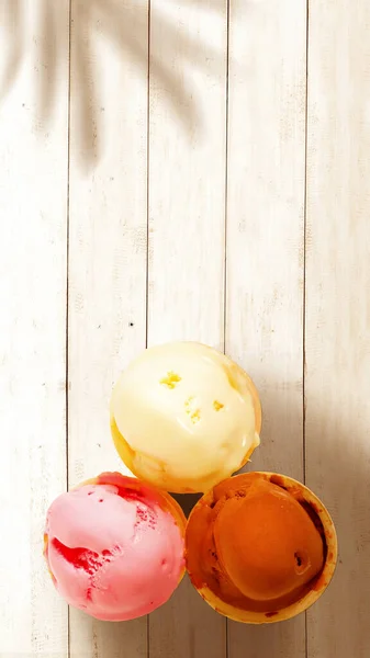 巧克力 香草和草莓冰淇淋放在木制桌子的背景上 夏天的故事模板 — 图库照片