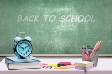 Kitap ve karatahta zeminli kırtasiye masası. Okul konseptine dönüş