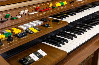 Cihaz düğmesinin ve eski elektrik organının enstrüman anahtarının görüntüsünü kapat