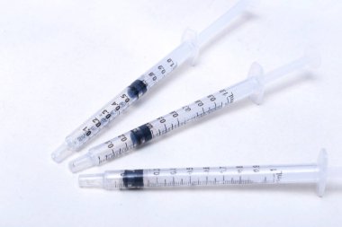Beyaz arkaplan üzerinde izole şırınga pompası