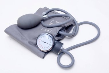 Elle sfinometre beyaz arkaplan üzerinde izole