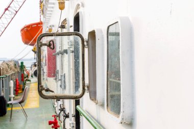 Gemide açılan bir pencerenin yan görüntüsü