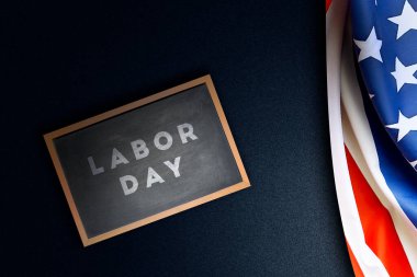 Siyah arka planda Amerikan bayrağı ve İşçi Bayramı mesajı. İşçi Bayramı kutlu olsun.