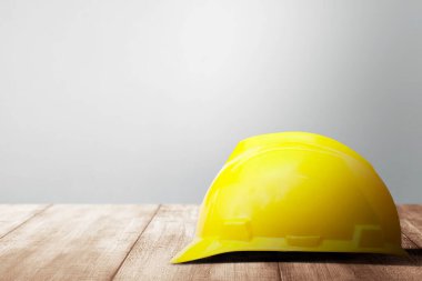 Ahşap masanın üzerinde beyaz bir duvar arkası var. İşçi Bayramı kutlu olsun.