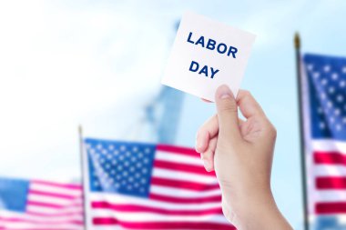 İşçi bayramı mesajı olan bir kağıt tutan eller. İşçi Bayramı kutlu olsun.