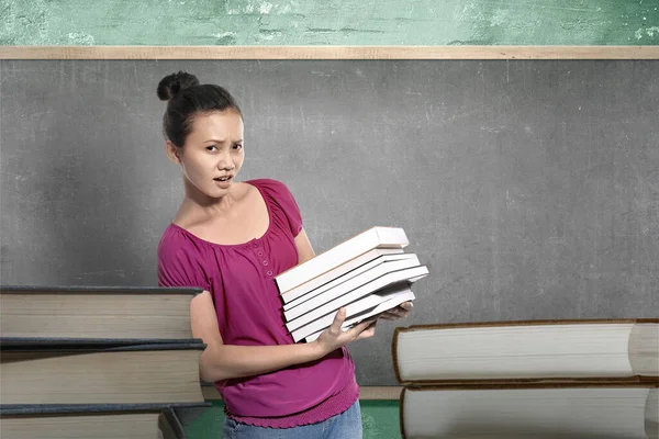 Азійська Студентка Яка Носить Купу Книжок Класі Повернення Школи — стокове фото