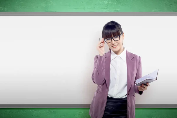 Asiatisk Lärare Kvinna Med Bok Stående Klassrummet Med Whiteboard Bakgrund — Stockfoto