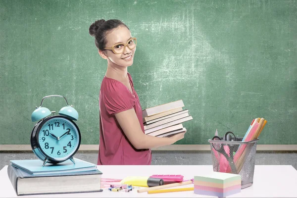 Asiatische Studentin Mit Einem Stapel Bücher Klassenzimmer Zurück Zum Schulkonzept — Stockfoto