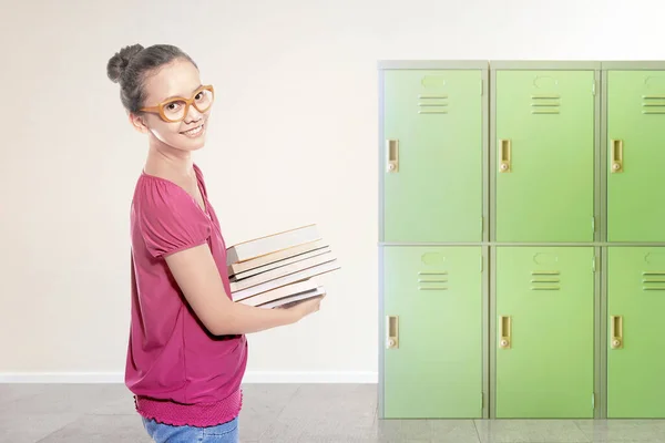 Azjatycka Studentka Niosąca Stos Książek Szkole Powrót Koncepcji Szkoły — Zdjęcie stockowe