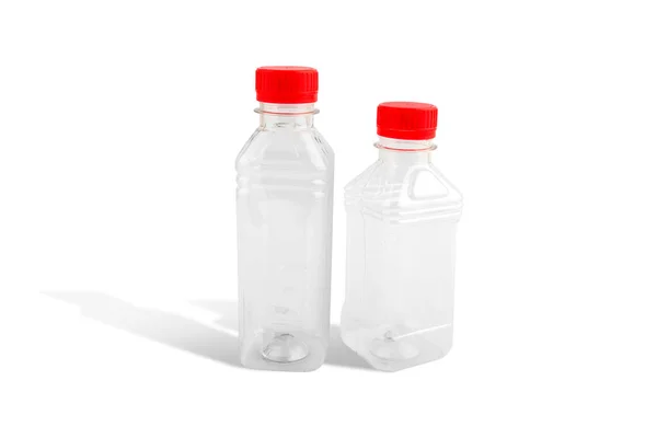 白い背景に隔離されたミネラルウォーターのプラスチックボトルの包装 — ストック写真