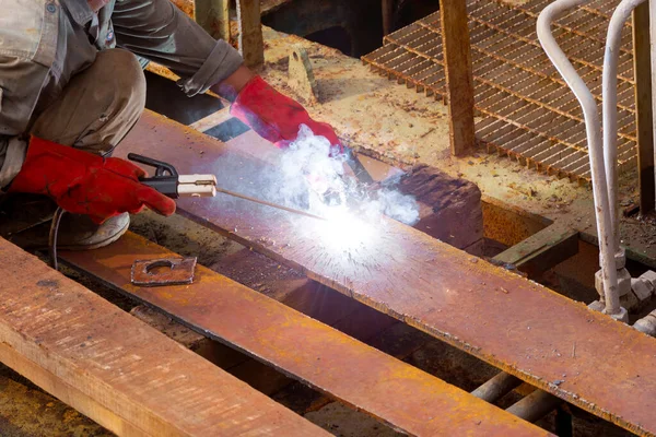 一个工人在工厂里焊接熨斗 — 图库照片