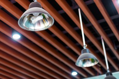 Odanın içinde asılı bir lamba olan tavan.