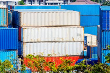 Limanda bir yığın kargo konteynırı var.