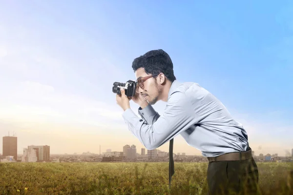 Asijský Obchodník Drží Kameru Louce Světový Den Fotografie — Stock fotografie