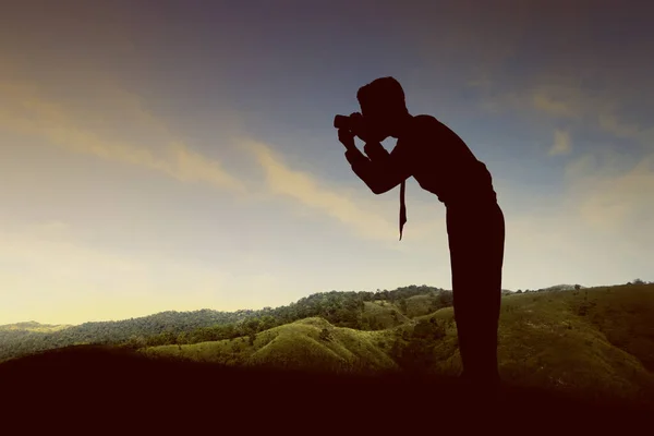 Silhouette Uomo Affari Che Tiene Macchina Fotografica Cima Alle Colline — Foto Stock