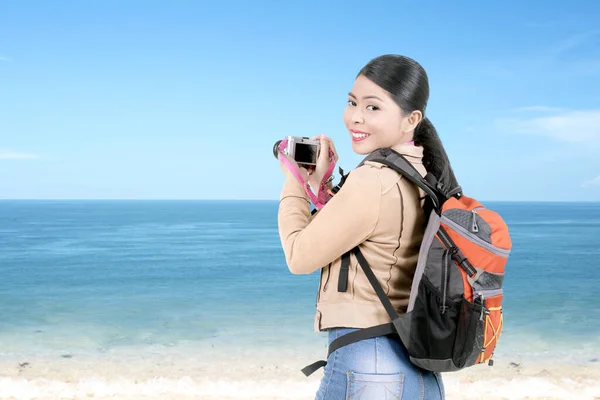 Ασιάτισσα Σακίδιο Που Κρατάει Την Κάμερα Στην Παραλία Παγκόσμια Ημέρα — Φωτογραφία Αρχείου