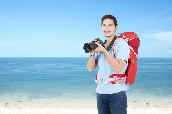 Asian Man Backpack Holding Camera Beach World Photography Day — Stock Photo, Image