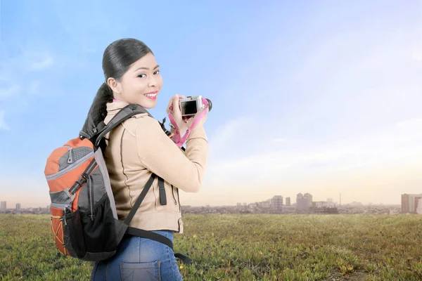 Asiatisk Kvinna Med Ryggsäck Som Håller Kameran Ängen Världsfotodagen — Stockfoto