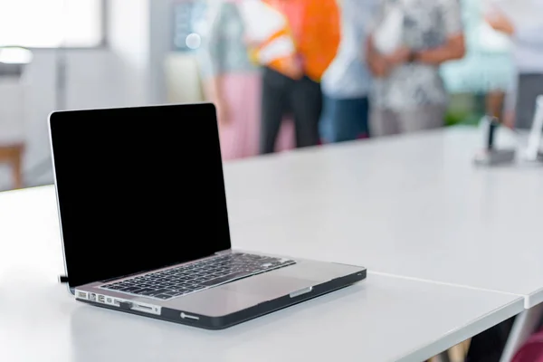 Laptop Med Blank Skärm Det Vita Bordet Tomma Skärmen För — Stockfoto