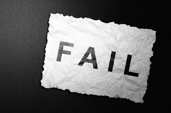 Papel Enrugado Com Texto Fail Fundo Preto — Fotografia de Stock