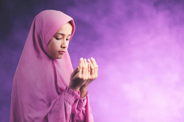 Wanita Muslim Asia Dengan Kerudung Berdiri Sambil Mengangkat Tangan Dan — Stok Foto