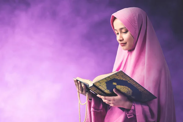 ベールの中で祈りのビーズを保持し 色の背景とクルアーンを読んでアジアのイスラム教徒の女性 イスラムの新年 — ストック写真