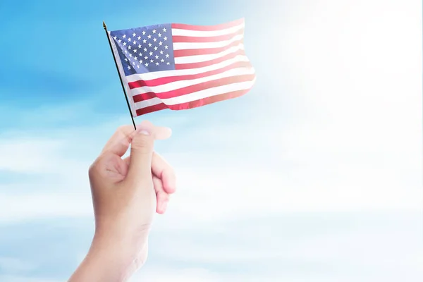 Mãos Segurando Uma Bandeira Americana Com Fundo Azul Céu Feliz — Fotografia de Stock