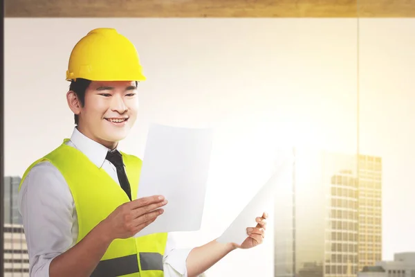 亚洲建筑工人手持硬帽规划纸 劳动节快乐 — 图库照片