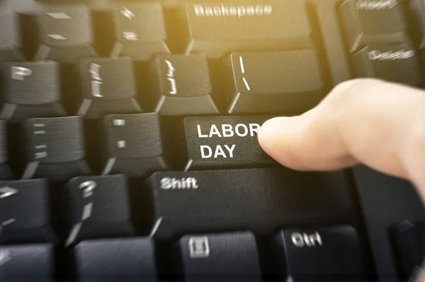 Mão Pressionando Teclado Computador Com Texto Dia Trabalhador Feliz Dia — Fotografia de Stock