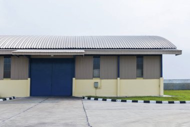 Mavi gökyüzü arkaplanı olan bir depo binasının dış görünüşü