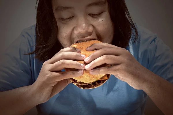 Uomo Asiatico Che Mangia Hamburger Casa Concetto Cibo Spazzatura — Foto Stock