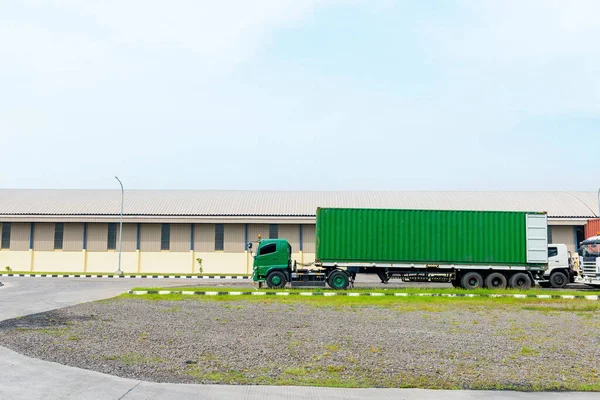 Вантажівки Припарковані Перед Будівлею Складу Блакитним Фоном Неба — стокове фото