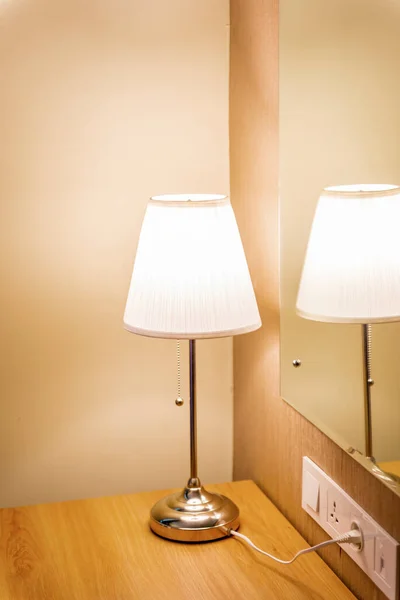 Zamknij Widok Światła Stole Wewnątrz Pokoju Hotelowego — Zdjęcie stockowe