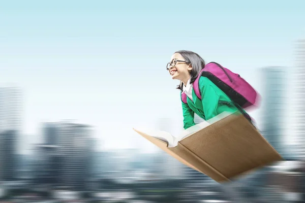 Asiática Niña Con Una Mochila Volando Libro Para Volver Escuela —  Fotos de Stock