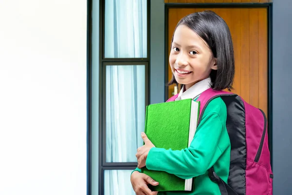 Menina Asiática Com Livro Mochila Indo Para Escola Voltar Conceito — Fotografia de Stock