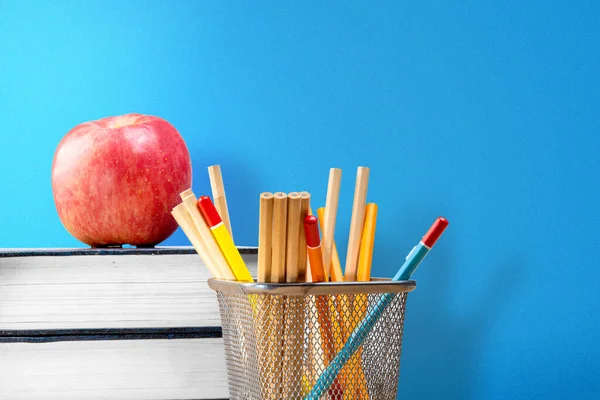 Stack Med Böcker Med Äpple Och Penna Papperskorg Med Blå — Stockfoto