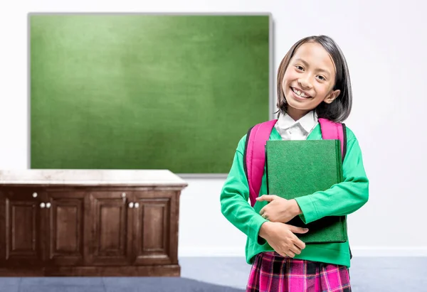 Gadis Kecil Asia Dengan Buku Dan Ransel Dalam Kelas Kembali — Stok Foto