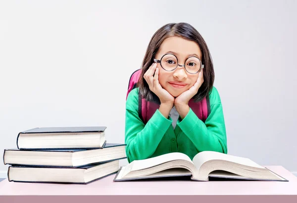 Asiatisk Liten Jente Med Briller Som Leser Boken Klasserommet Tilbake – stockfoto