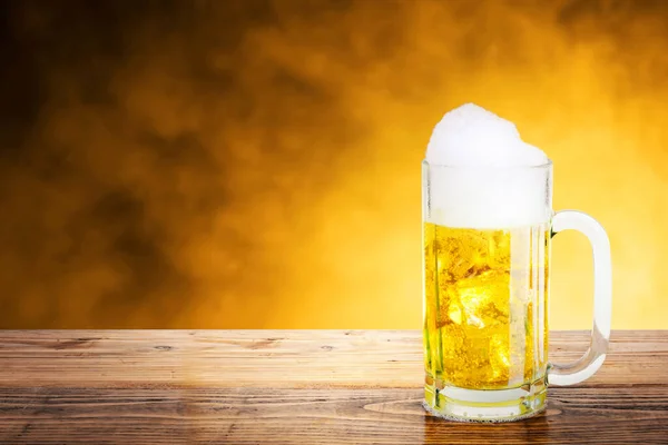Masadaki Bir Bardak Soğuk Bira Ekim Festivali Kutlamak Için Bira — Stok fotoğraf
