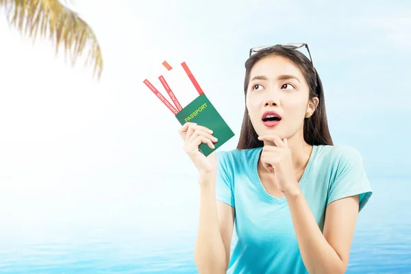 Asiatisk Kvinna Som Innehar Biljett Och Pass Stranden Med Blå — Stockfoto