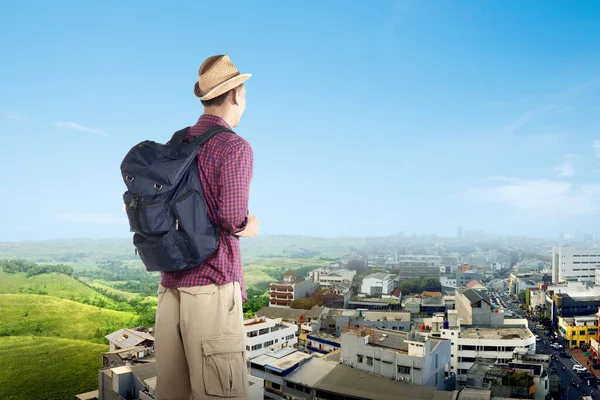 Homem Asiático Com Uma Mochila Olhando Para Paisagens Verdes Uma — Fotografia de Stock